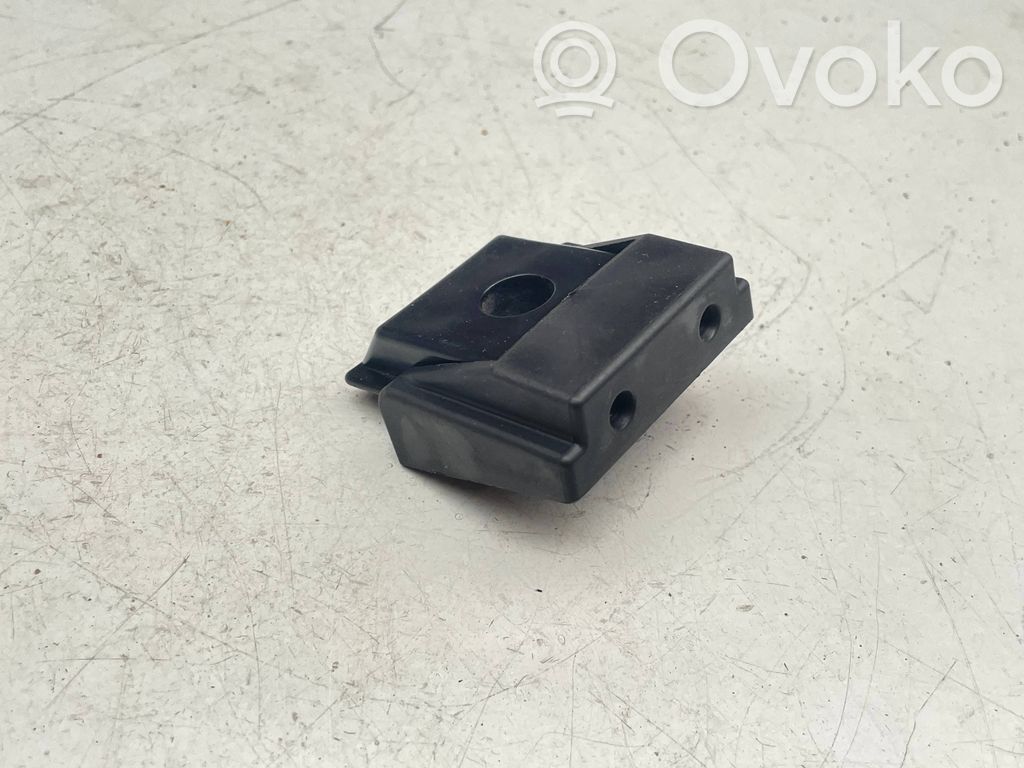 Skoda Octavia Mk4 Takaikkunan lukituksen vastakappale 
