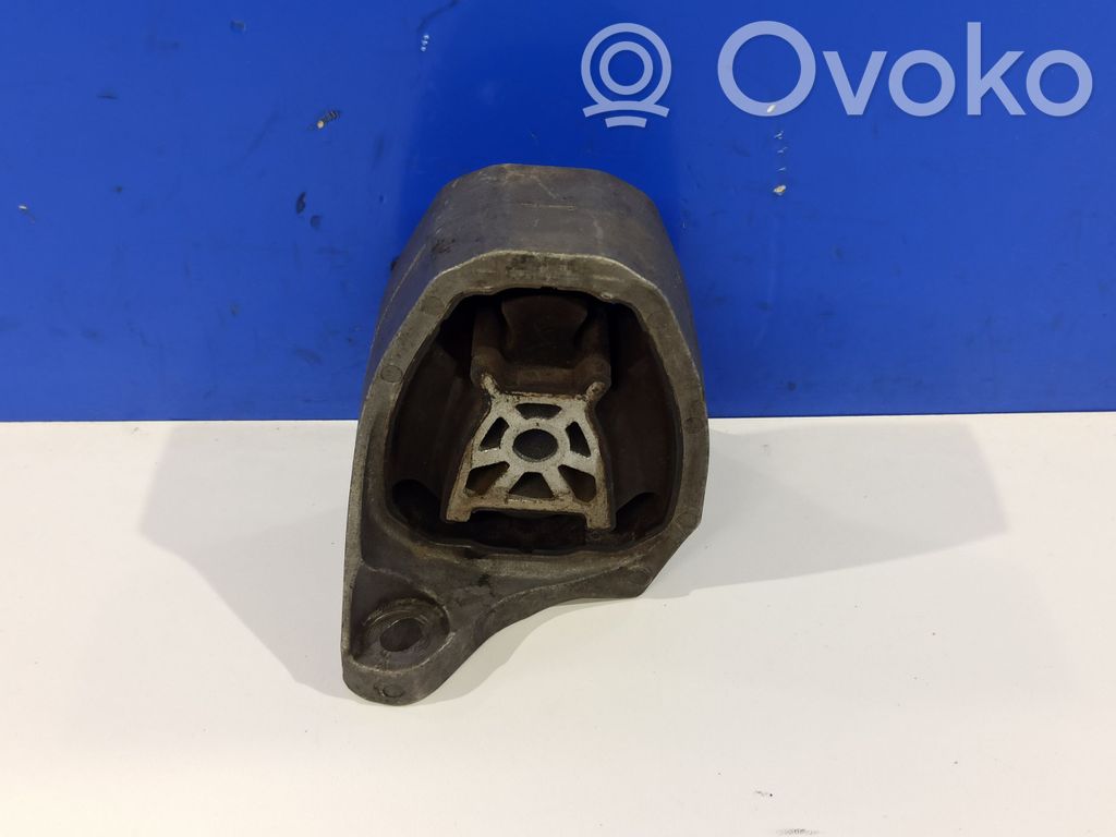 Volvo XC90 Engine mount bracket 
