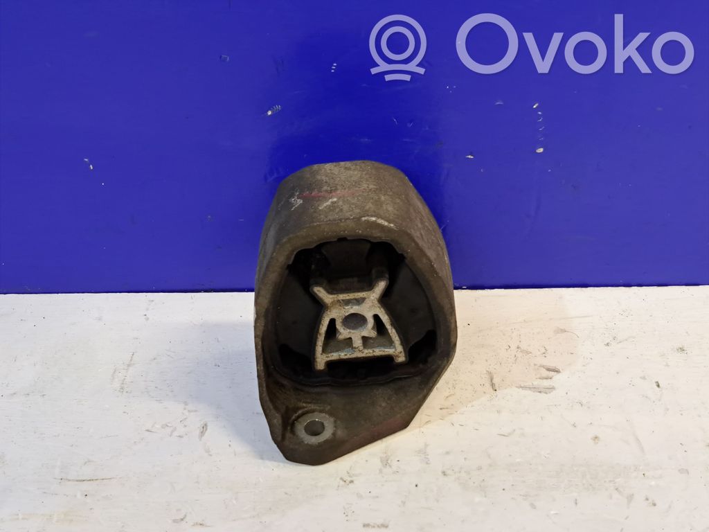 Volvo XC90 Engine mount bracket 