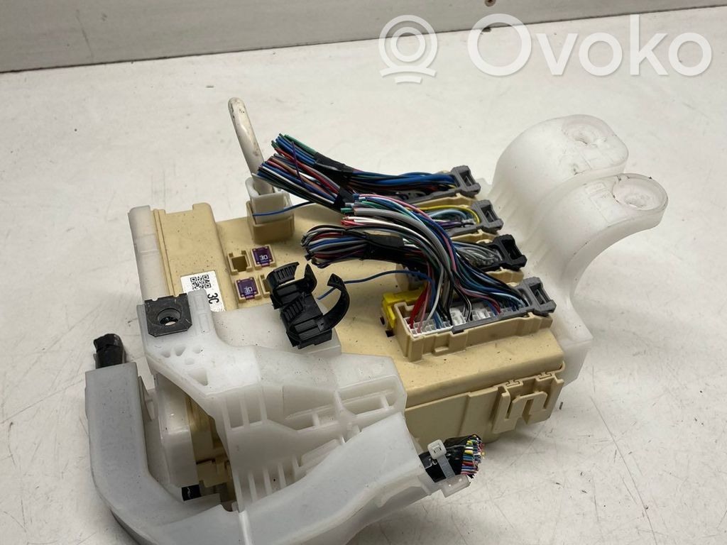 Toyota Auris E180 Fuse module 