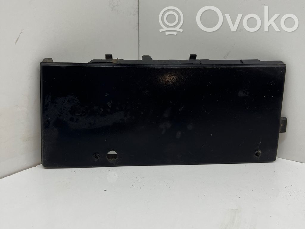 BMW 5 E34 Priekinis tempimo kilpos dangtelis 