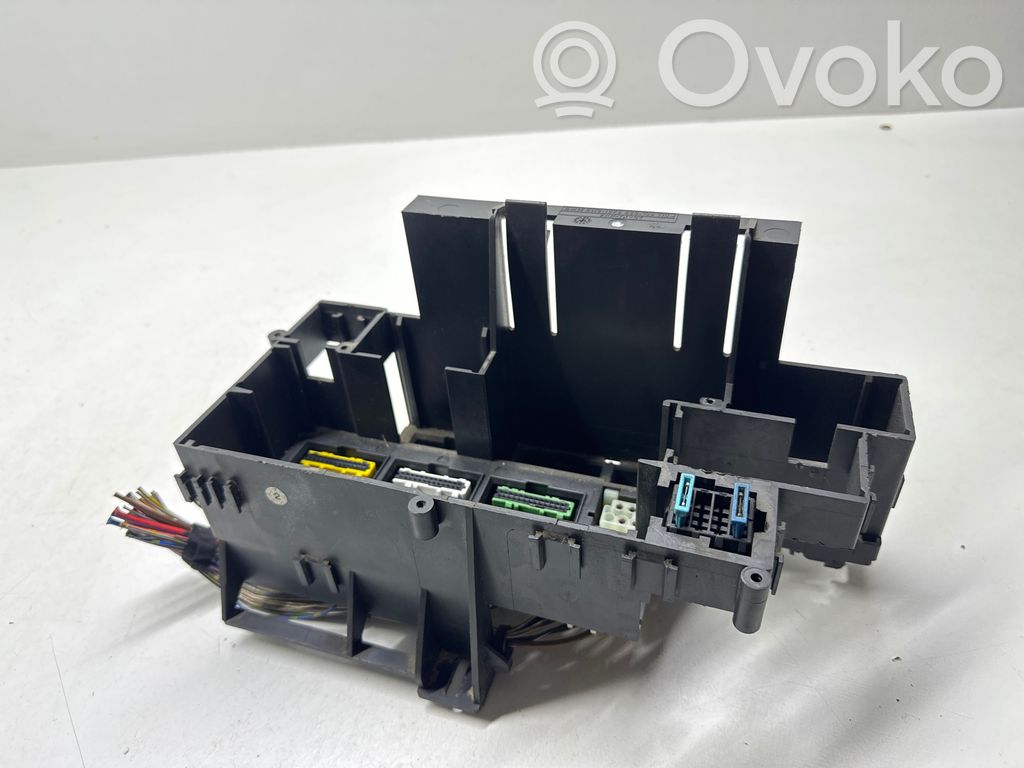 BMW 5 E34 Relay mounting block 