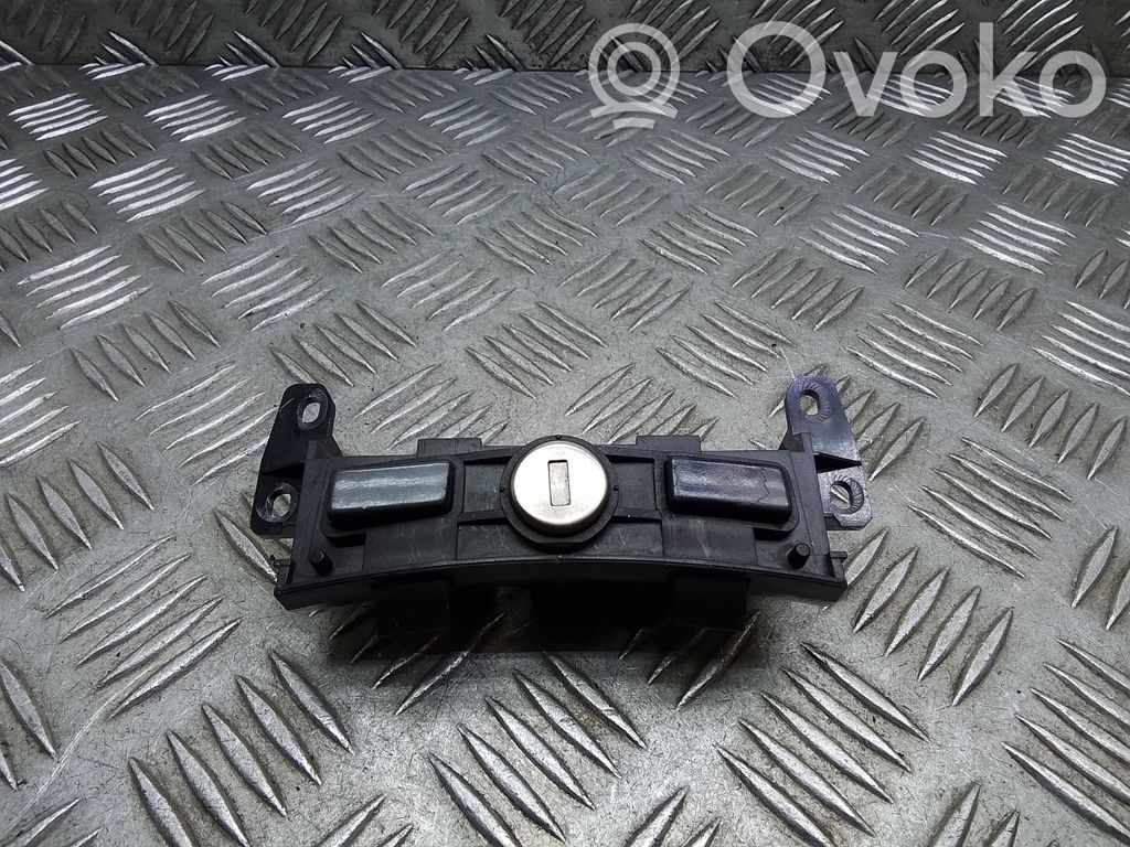 BMW 7 E65 E66 Hansikaslokeron lukko 