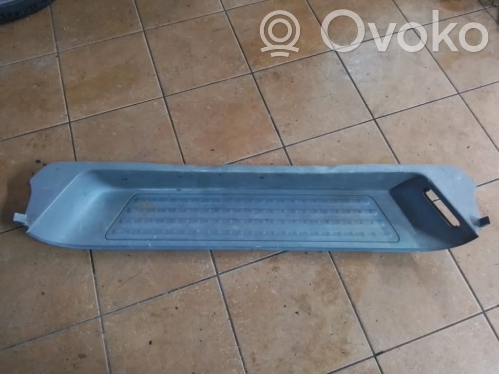 Volkswagen Multivan T5 Moldura protectora del borde trasero 