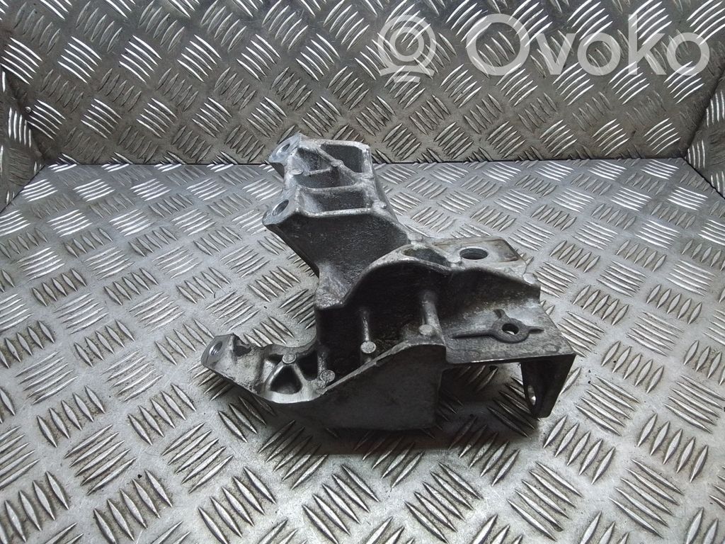 Volvo V60 Engine mounting bracket 