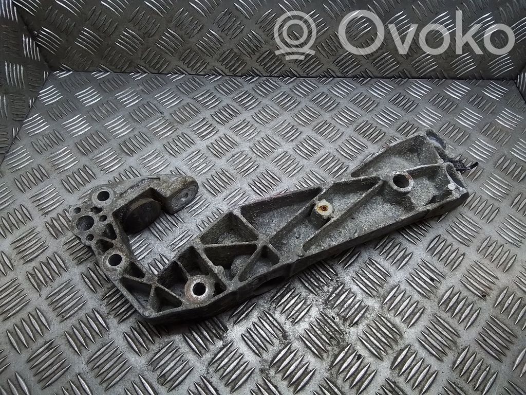 BMW 5 F10 F11 Łapa / Mocowanie skrzyni biegów 