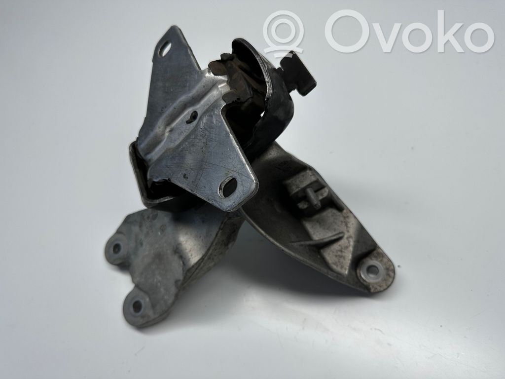 Volkswagen Amarok Engine mount bracket 