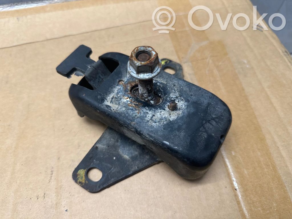 Volkswagen Amarok Engine mount bracket 