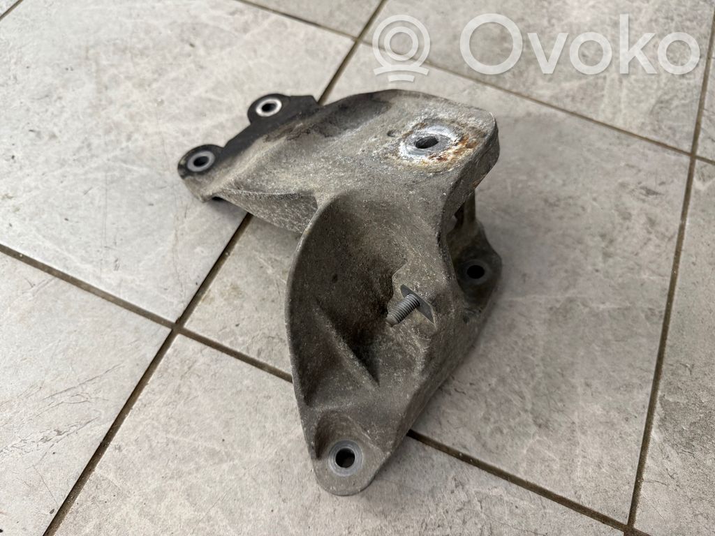 Volkswagen Amarok Engine mounting bracket 