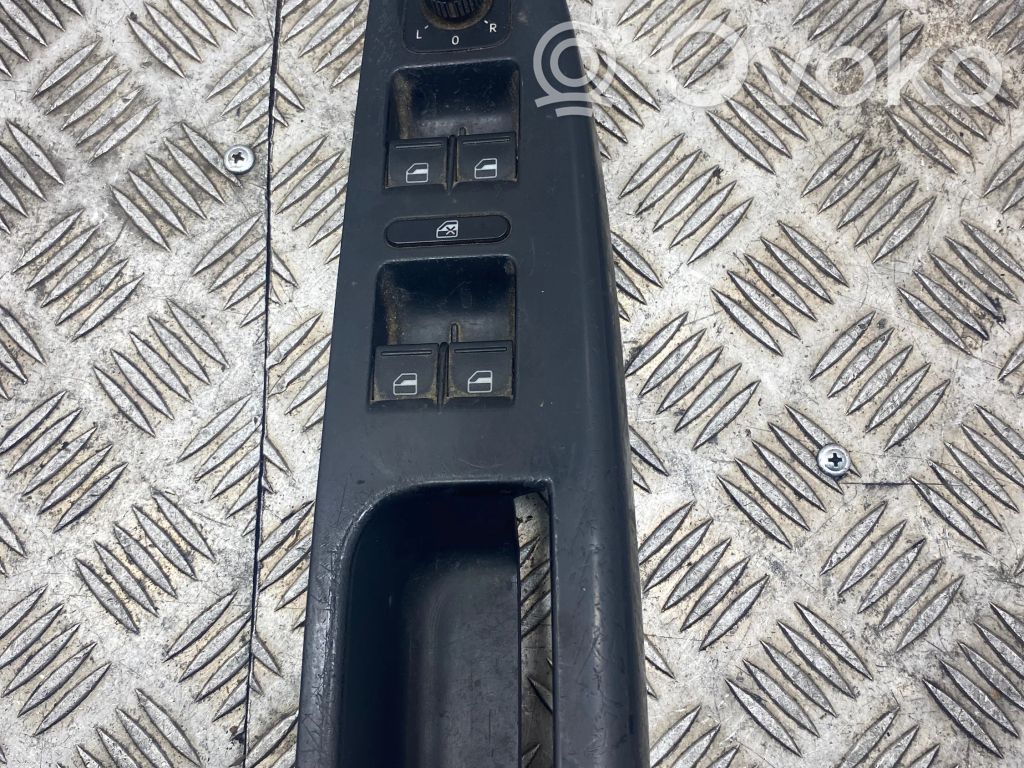 Volkswagen PASSAT B5 Front door interior handle trim 