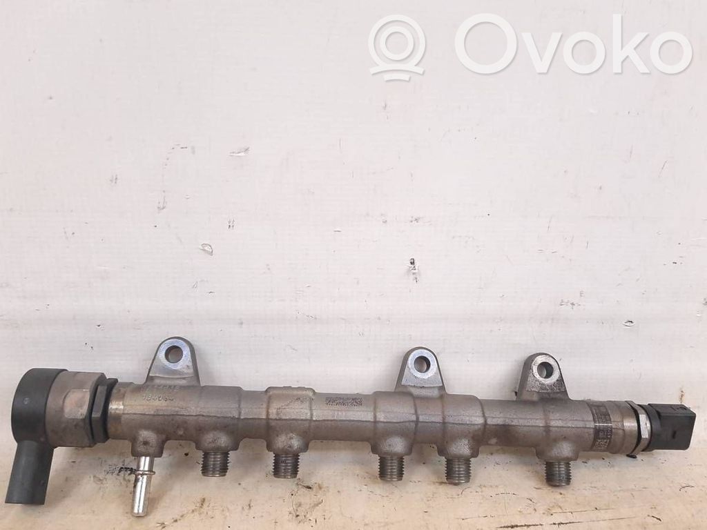 BMW 5 G30 G31 G38 Kraftstoffverteiler Einspritzleiste Verteilerrohr 