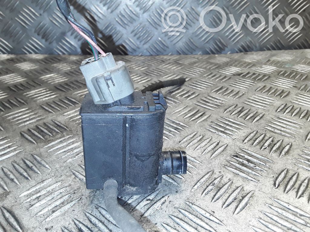 KIA Carens I Windscreen/windshield washer pump 