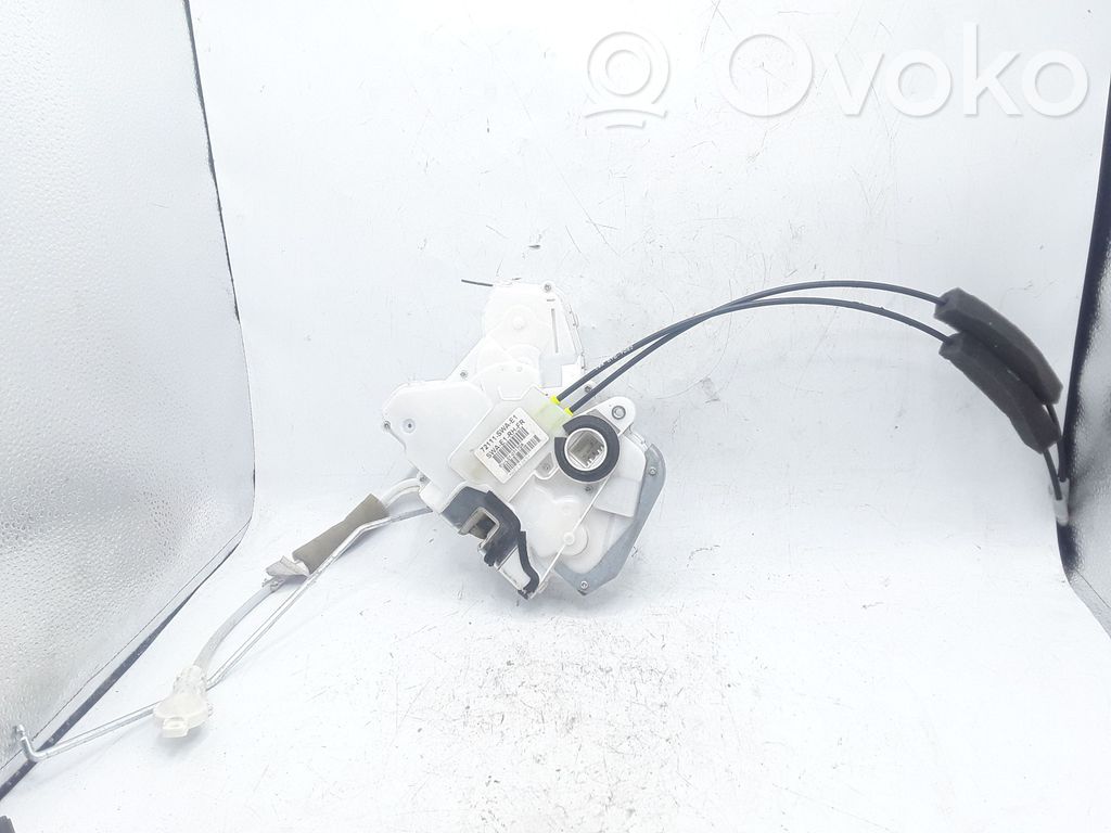 Honda CR-V Priekšpusē slēdzene 