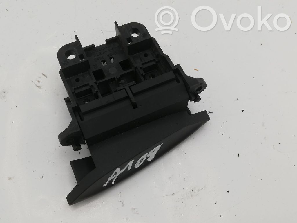 Przełącznik / Przycisk kierownicy   M30830