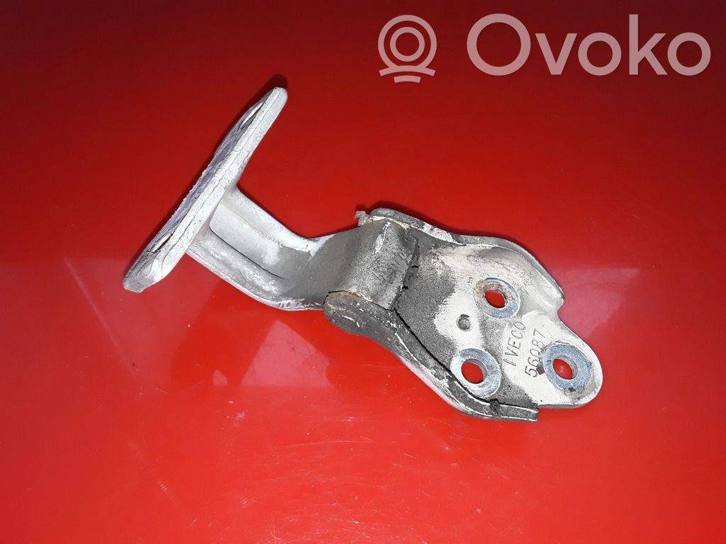 Iveco Daily 35 - 40.10 Cerniera inferiore della portiera anteriore 