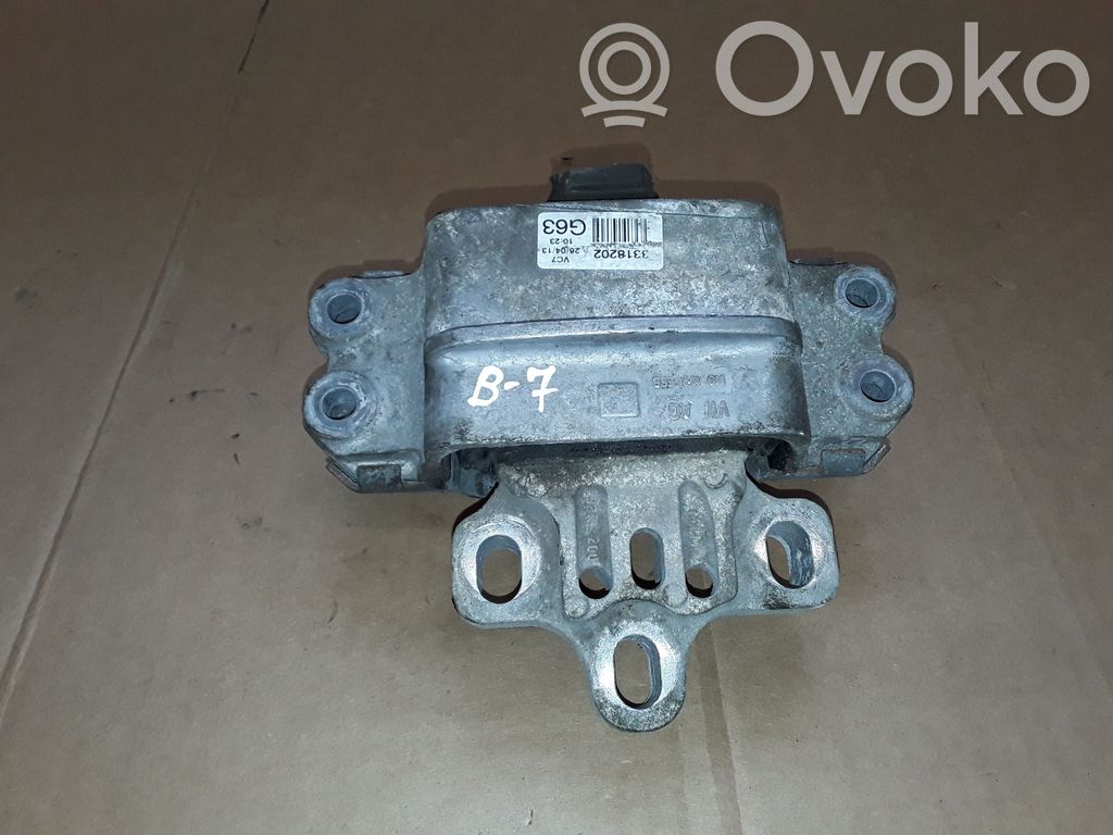 Volkswagen PASSAT B7 Moottorin kiinnikekorvake 