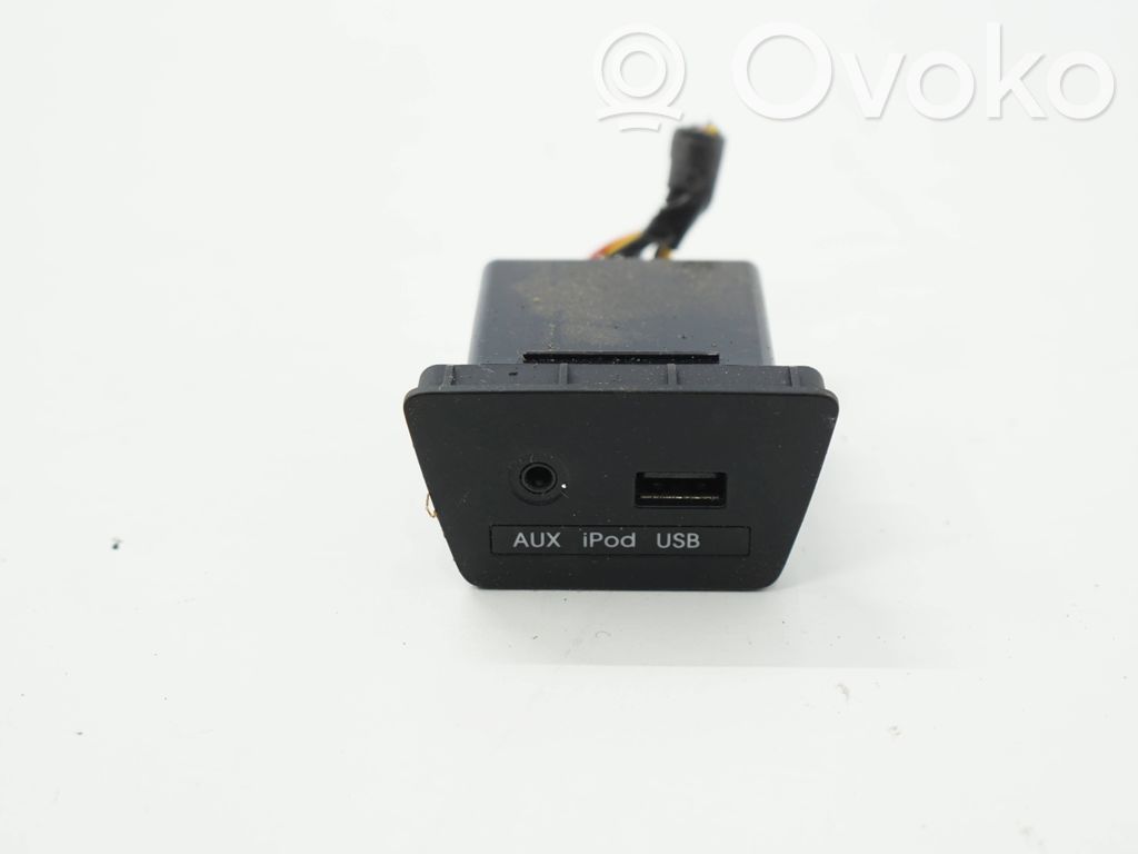 Hyundai ix35 Enchufe conector entrada auxiliar 