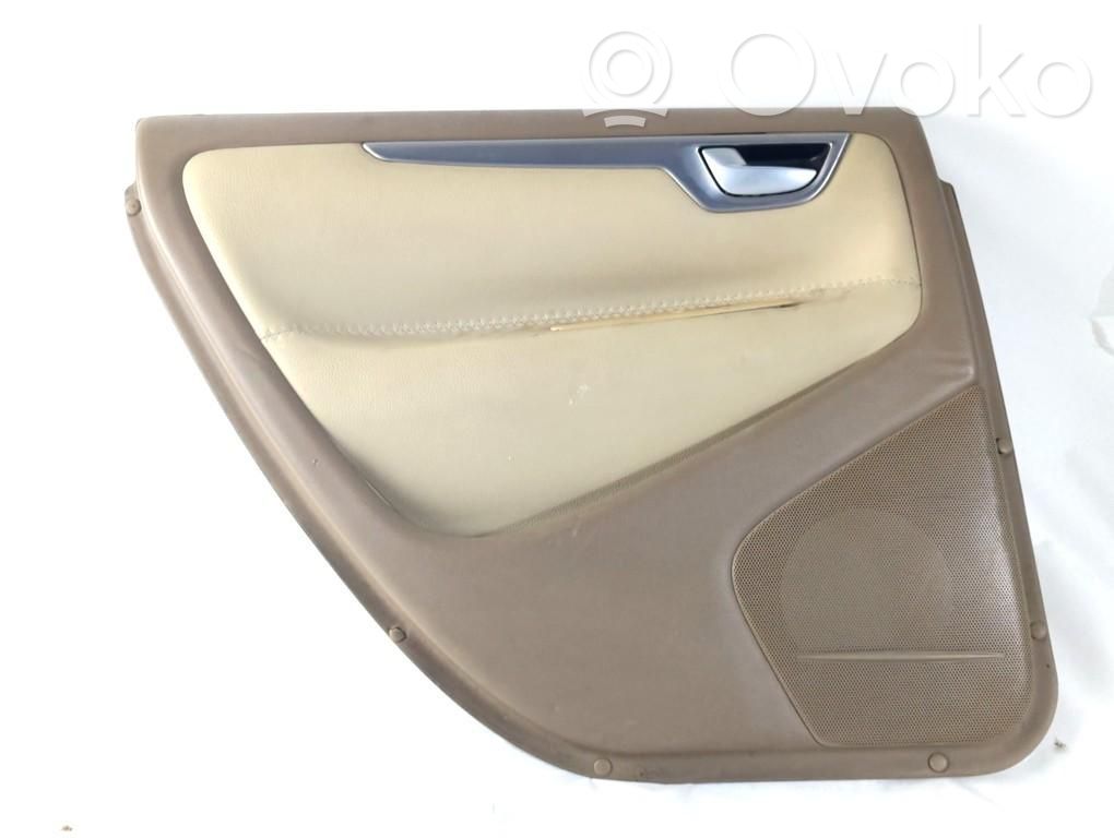 Moldura del tarjetero de la puerta trasera