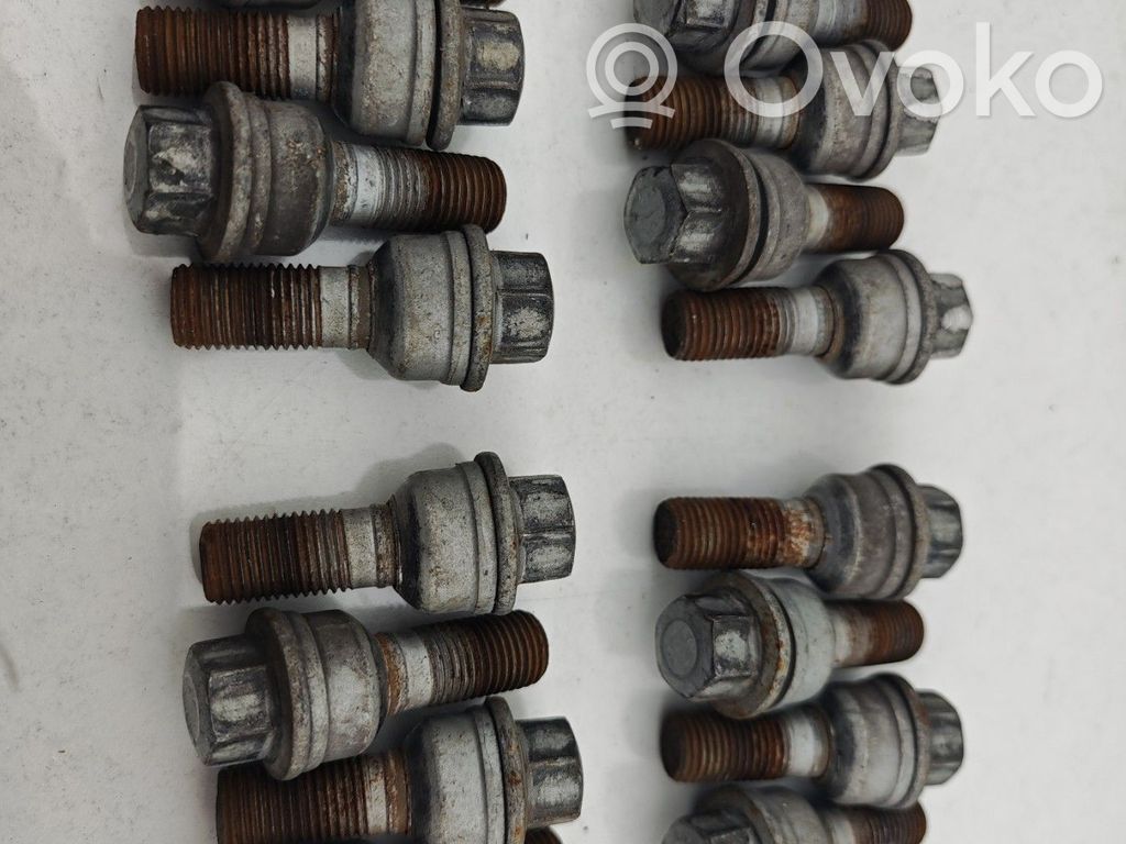 Tuercas/tornillos   8R0601295