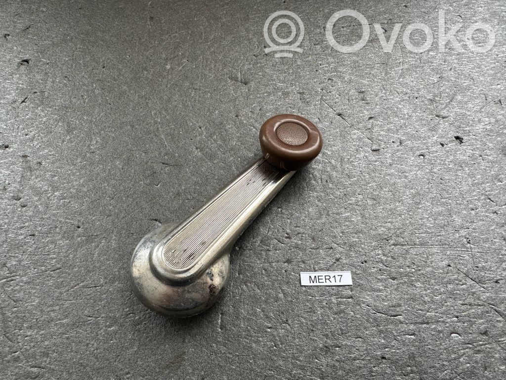 Nissan Patrol 160 Korbka szyby drzwi przednich 