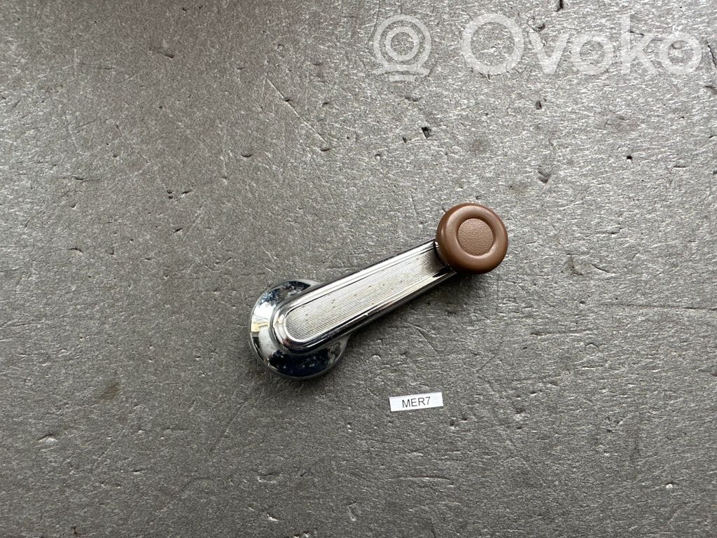 Nissan Patrol 160 Korbka szyby drzwi przednich 