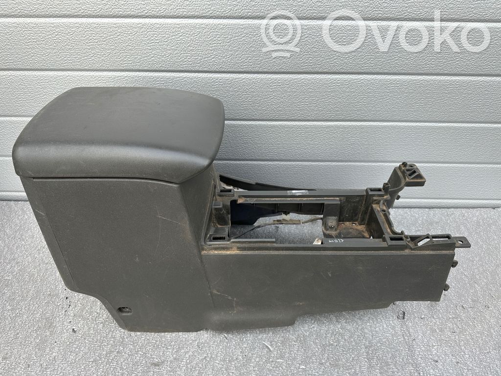 Nissan Navara Podłokietnik tunelu środkowego 