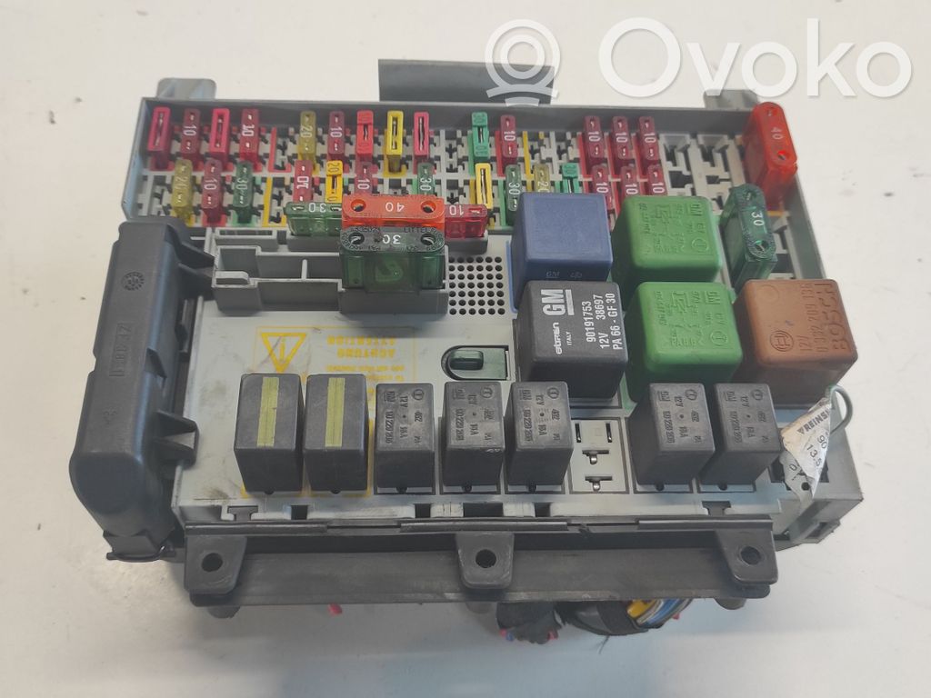Opel Vectra B Ящик предохранителей (комплект) 