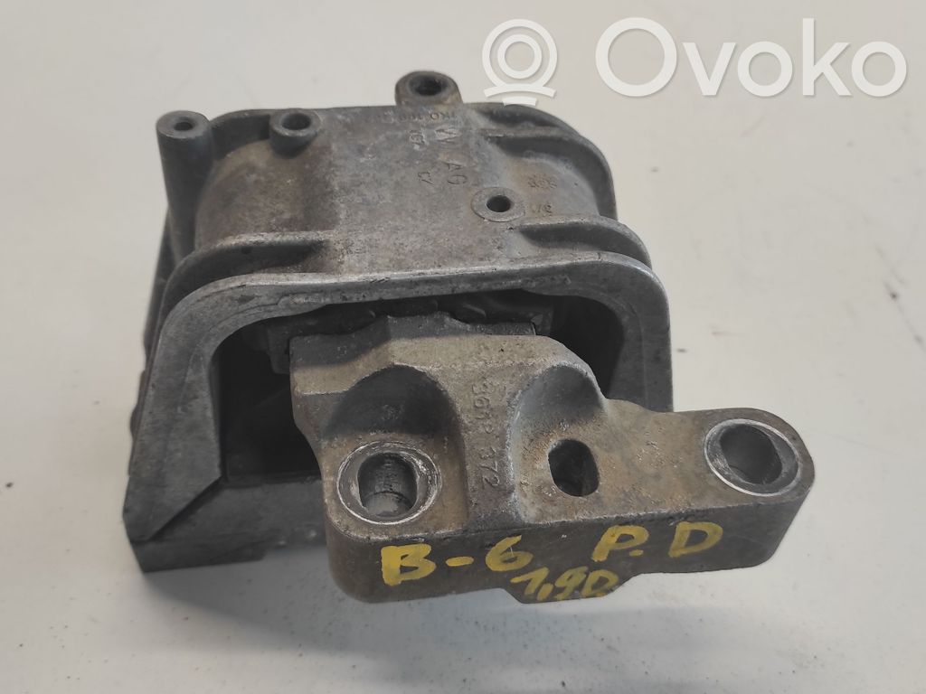 Volkswagen PASSAT B6 Engine mount bracket 