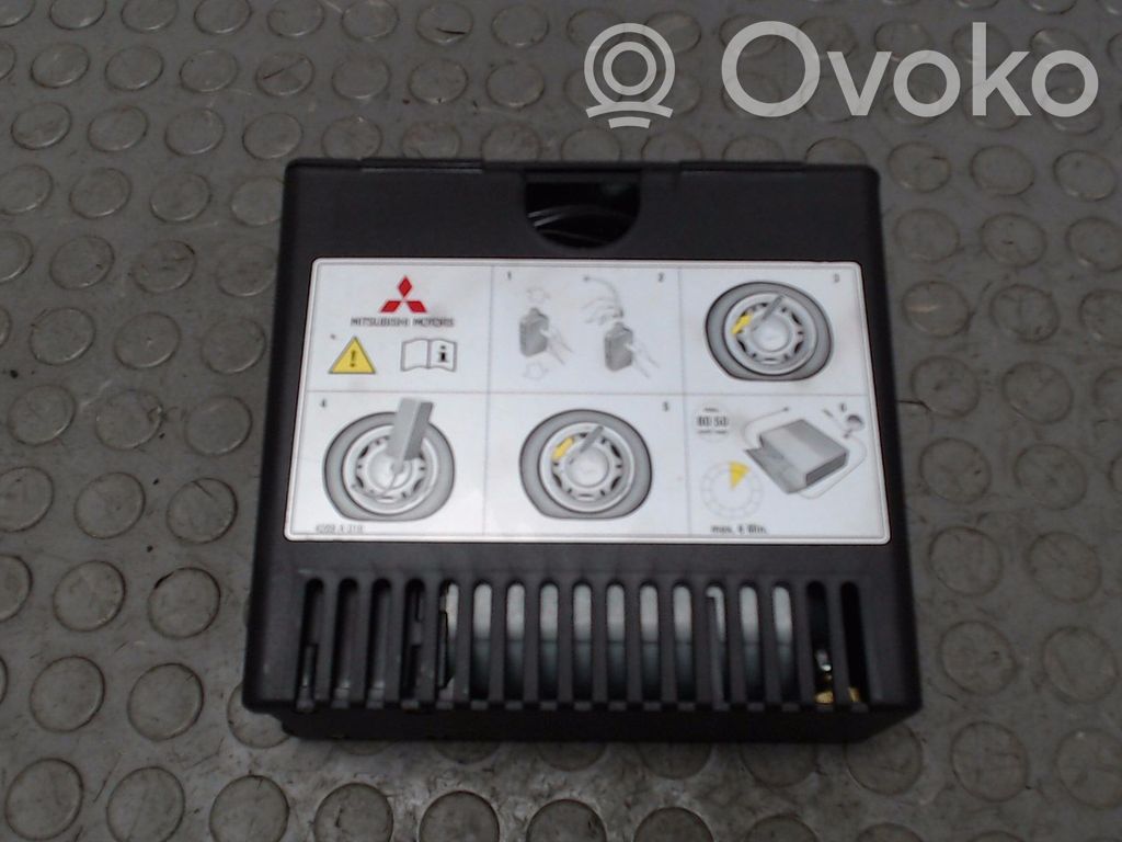 Mitsubishi Colt Bordwerkzeug Satz Set 