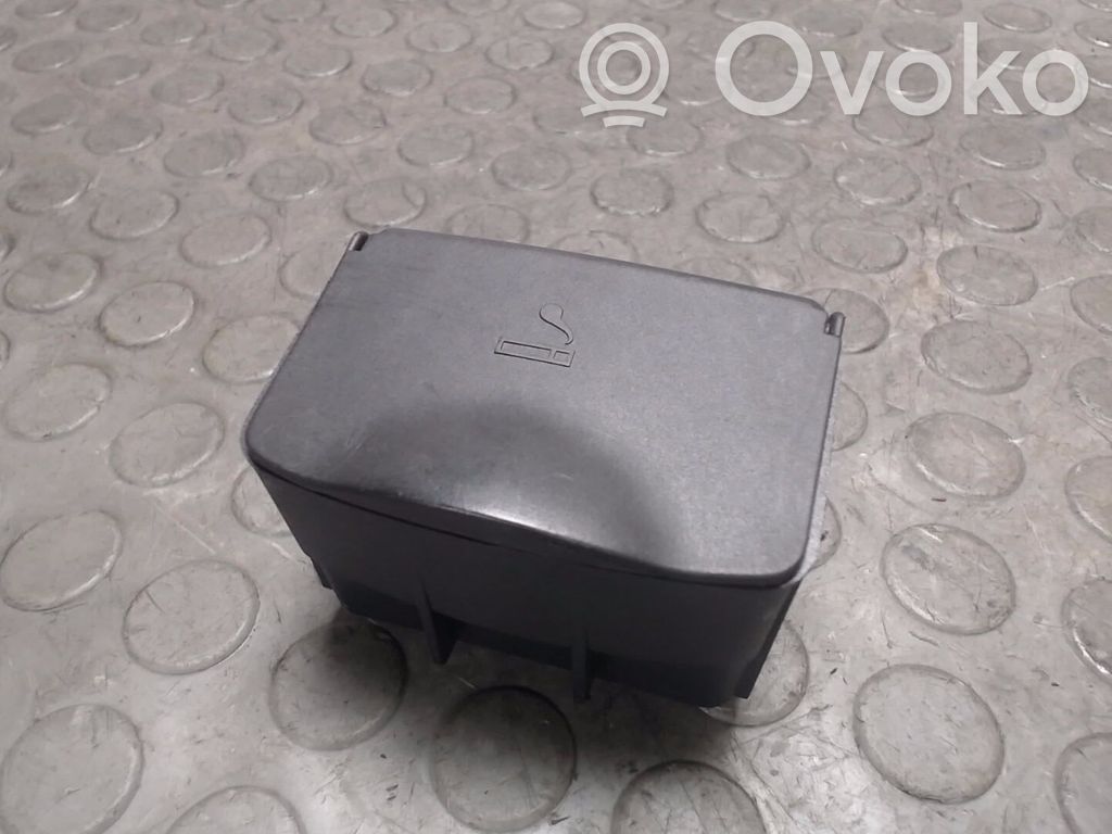 Auton tuhkakuppi   1096139,1079556