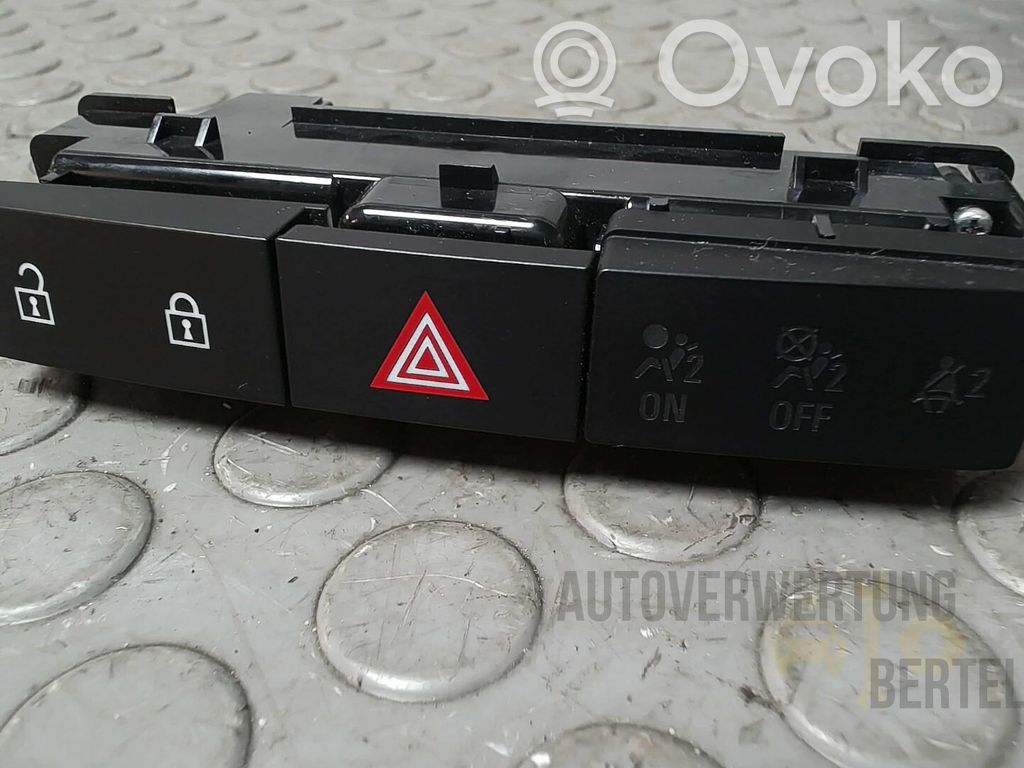 Opel Astra J Interrupteur feux de détresse 