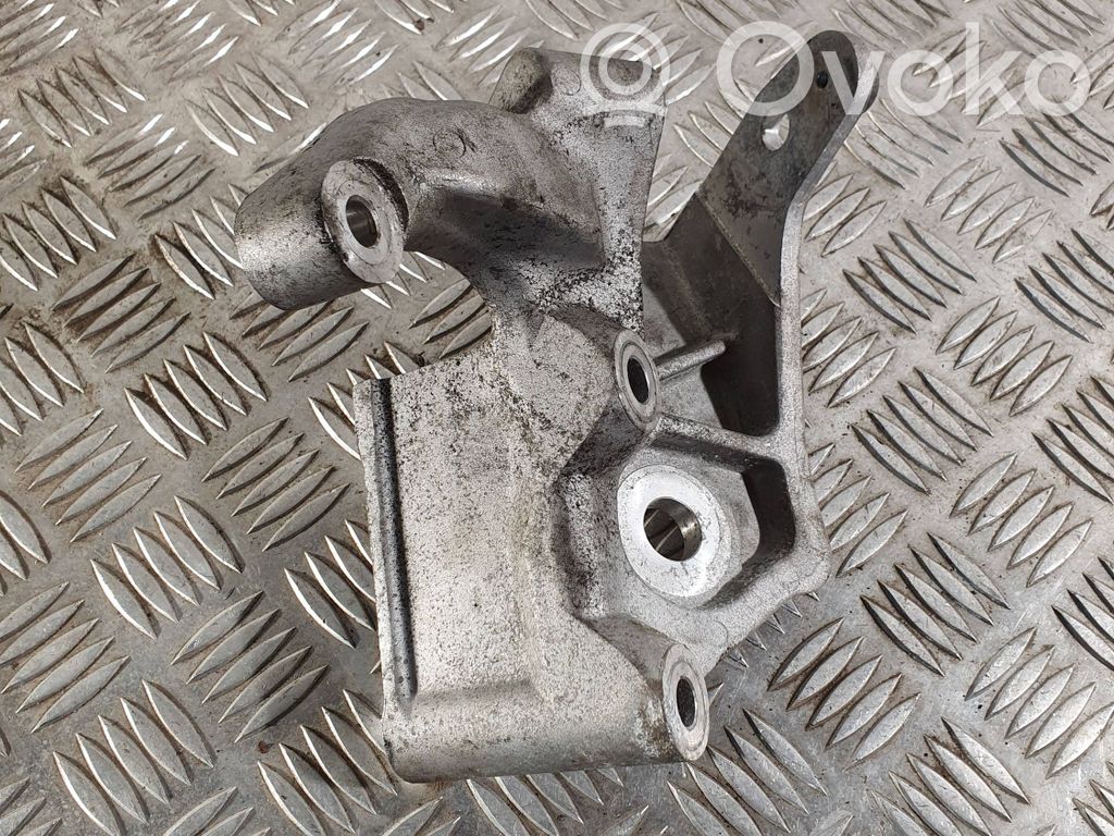 Volvo XC60 Engine mounting bracket 
