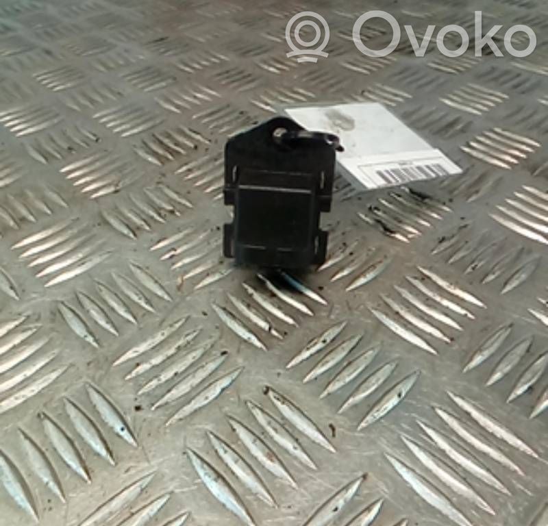 Relais de commande ventilateur chauffage   820004508