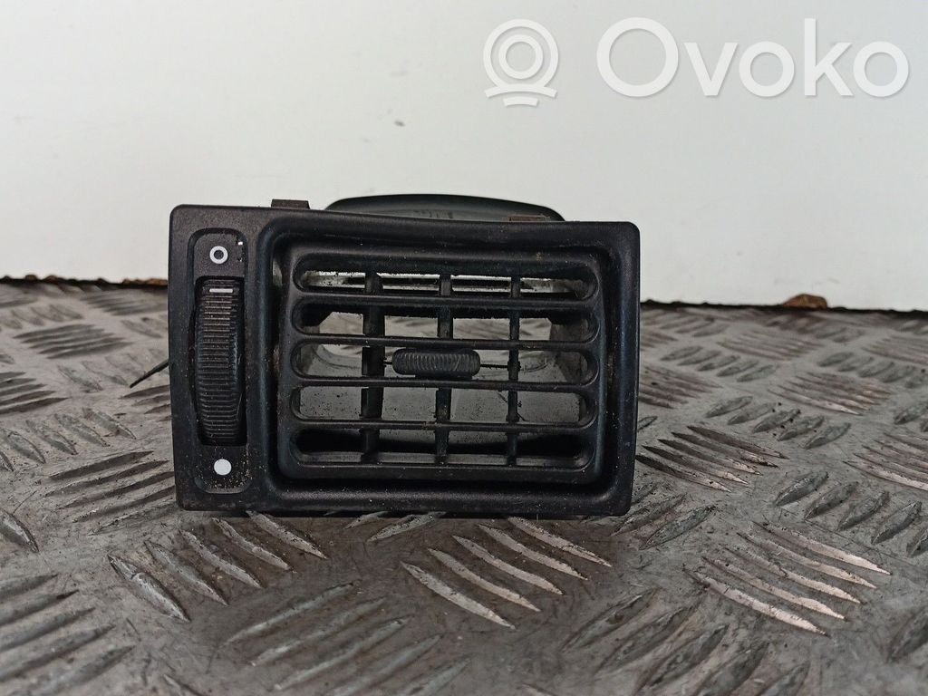 Grille d'aération centrale   89FGA018B09AA