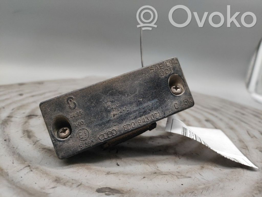 Audi A4 S4 B5 8D Lampa oświetlenia tylnej tablicy rejestracyjnej 