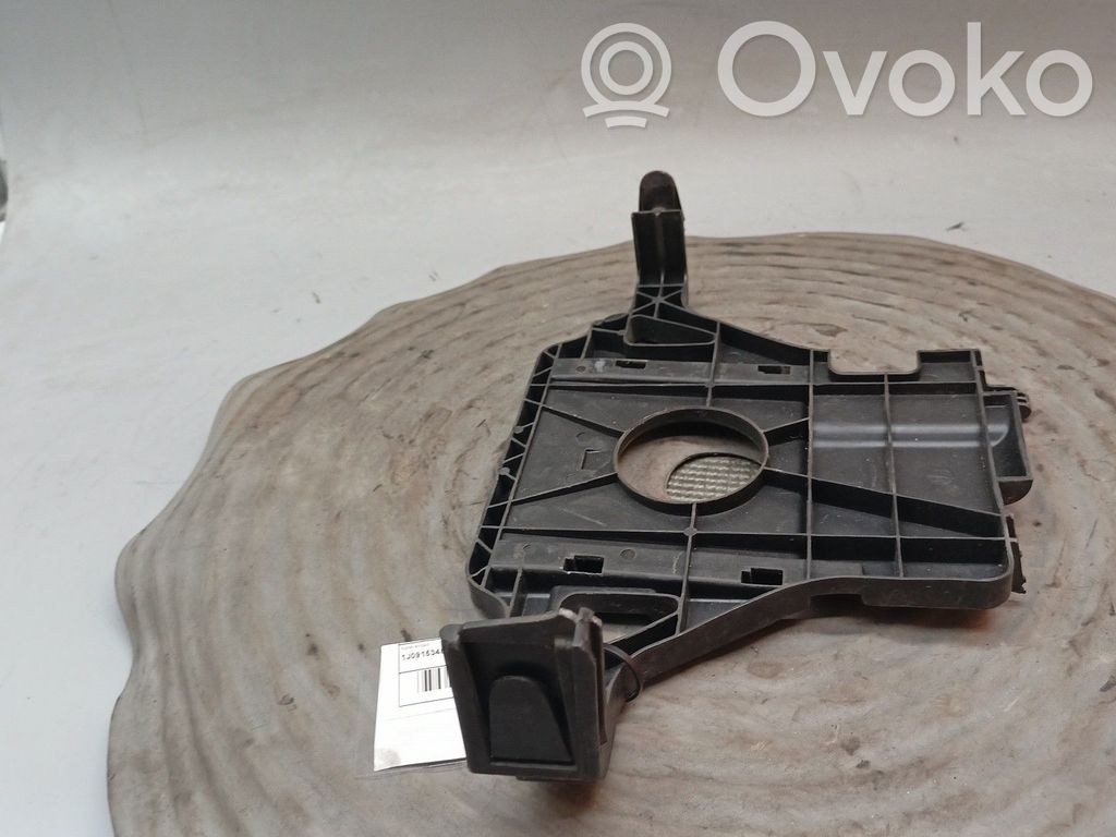 Volkswagen Golf IV Podstawa / Obudowa akumulatora 