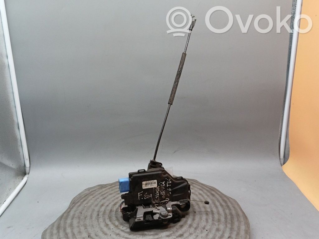 Priekšpusē slēdzene   3D1837015AP