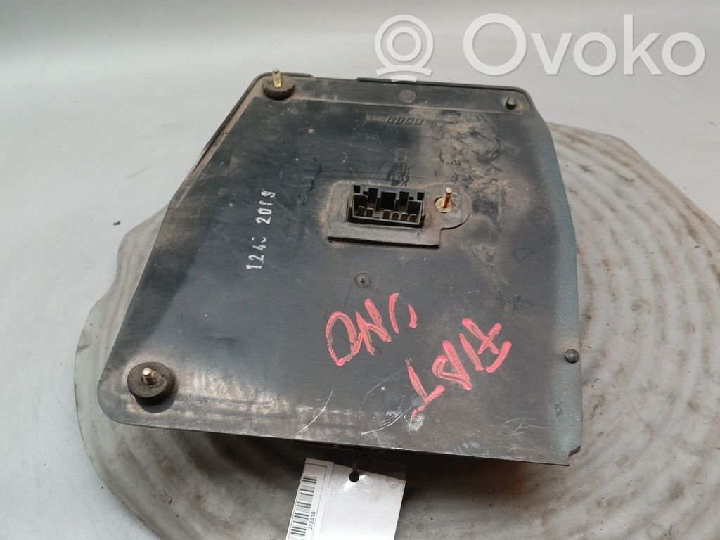 Fiat Uno Takavalon polttimon suojan pidike 