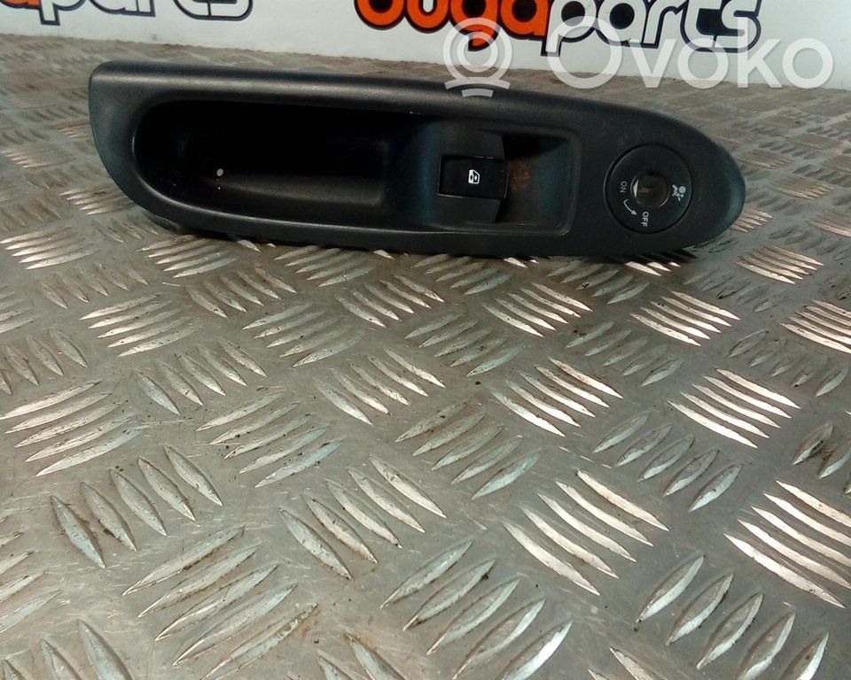 Elektrisko logu slēdzis   8200084005