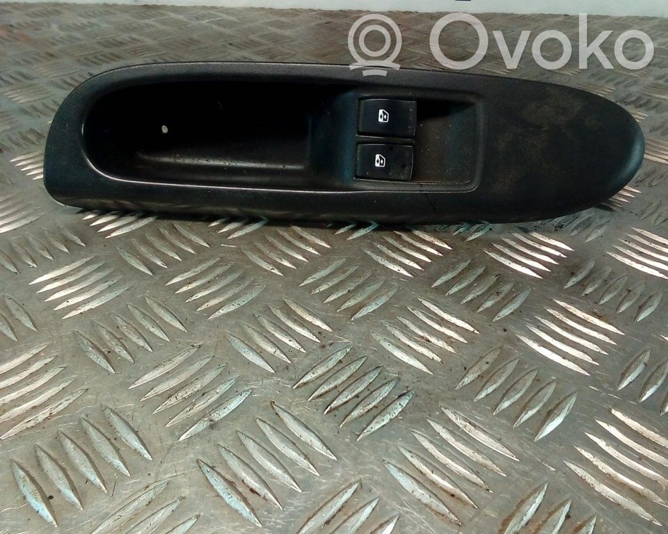 Elektrisko logu slēdzis   8200084003