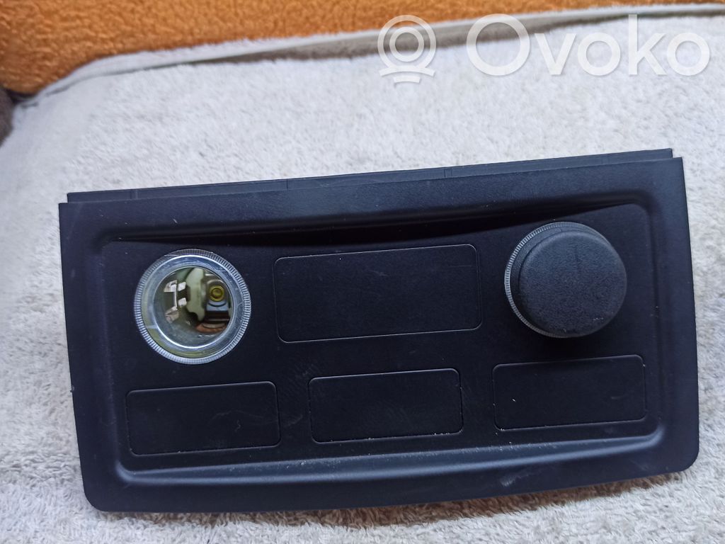 Enchufe de 12V (trasero)   319595000A