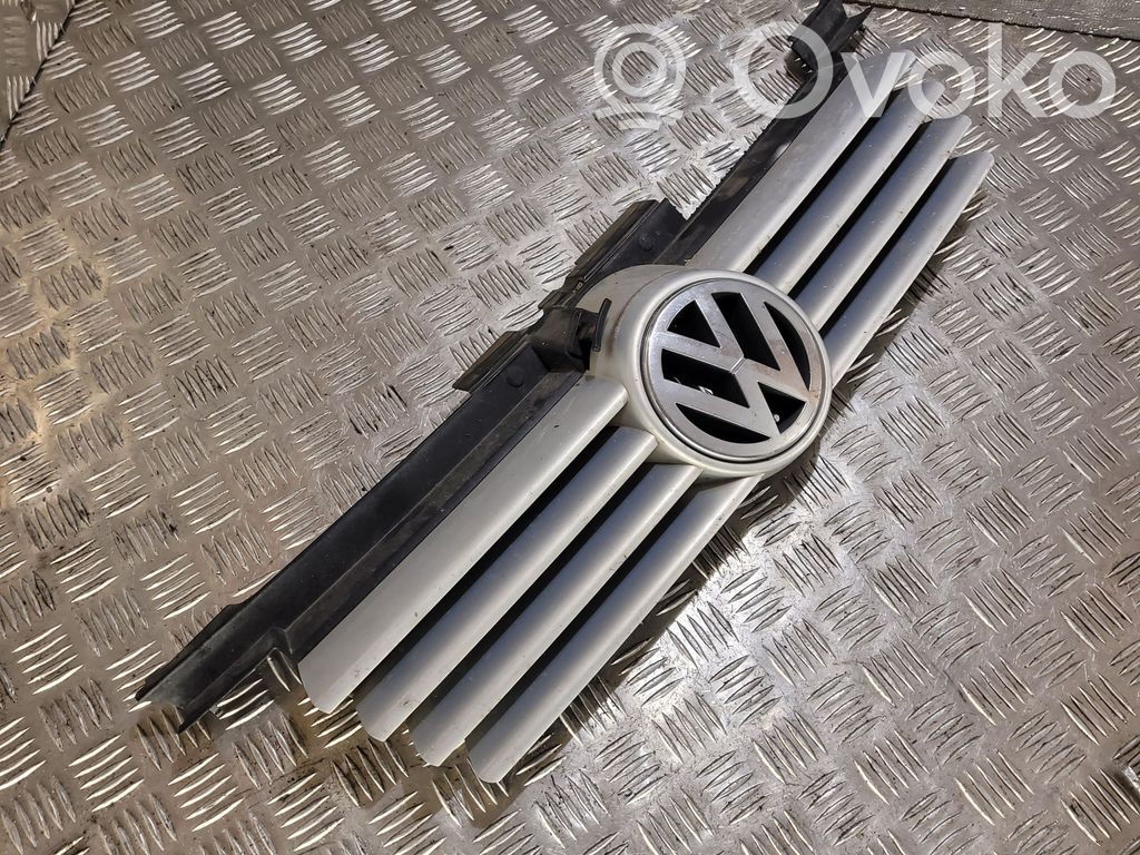 Volkswagen Bora Etupuskurin ylempi jäähdytinsäleikkö 