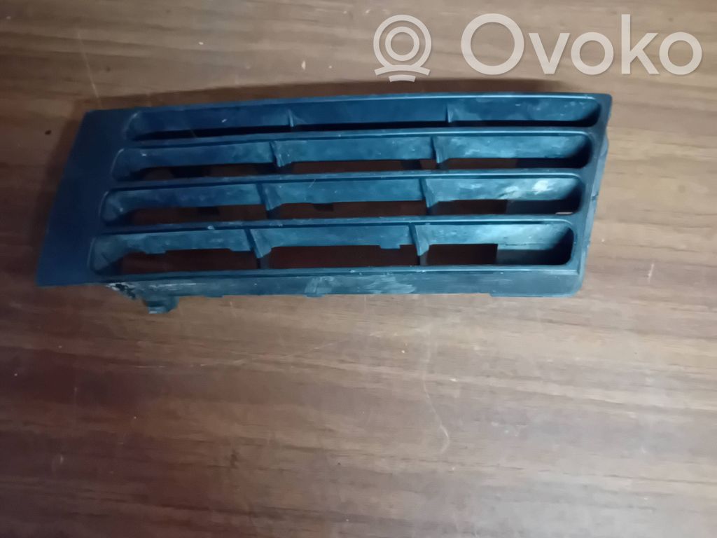 Audi A4 S4 B5 8D Rejilla inferior del parachoques delantero 