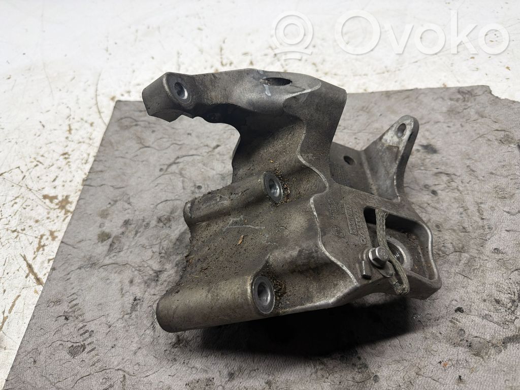 Volvo V60 Engine mounting bracket 