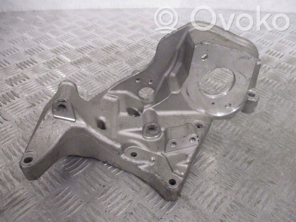 Volvo XC60 Engine mount bracket 