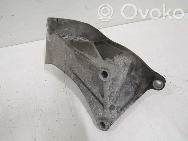 Volvo V70 Engine mounting bracket 