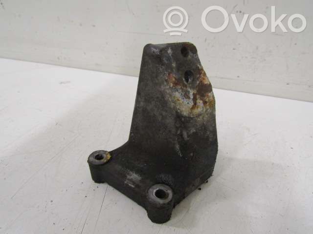 Volvo 740 Engine mounting bracket 