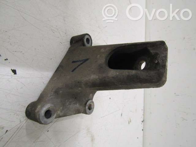 Volvo 940 Engine mounting bracket 