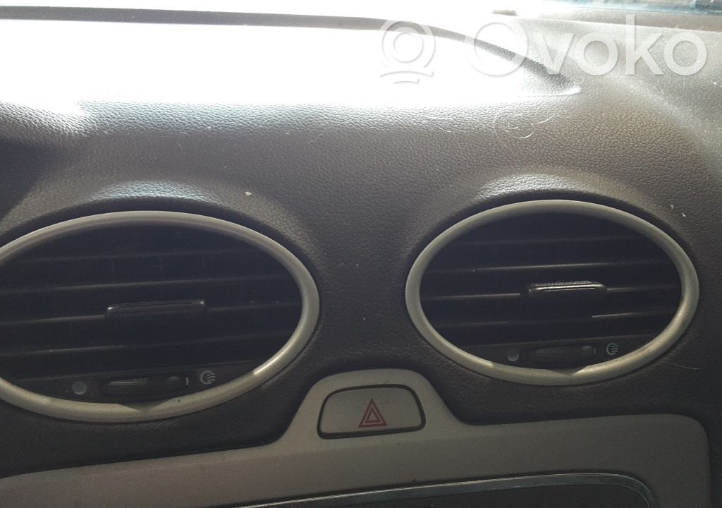 Dash center air vent grill   1539797