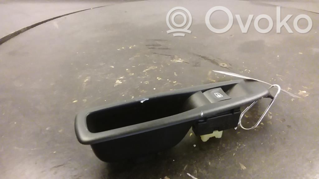 Electric window control switch   829614619R